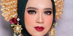Perpaduan Hijab dan Makeup Bold, Pengantin Terlihat Elegan