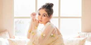 Glass Skin Makeup Saskia Chadwick, Aksen di Mata Penuh Permata