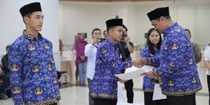 Bikin Pangling! Potret Anthony Ginting dan Jonathan Christie Pakai Peci dan Baju Korpri, Diangkat jadi PNS