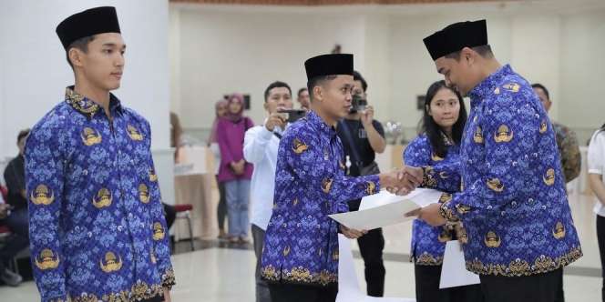 Bikin Pangling! Potret Anthony Ginting dan Jonathan Christie Pakai Peci dan Baju Korpri, Diangkat jadi PNS