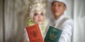Pengantin Wanita Bahagia Baru Kenal 17 Hari Langsung Nikah, Ekspresi Suami Tuai Sorotan