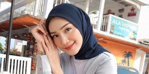 Classy Style Melody Prima,Simpel dengan Kemeja Crop Top 
