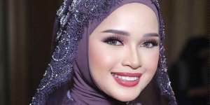 Ide Wedding Outfit Hijab Serba Ungu, On Point dengan Lipstik Merah