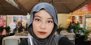 Look Boyish nan Simpel Penulis Tsana, Cocok untuk Hangout 