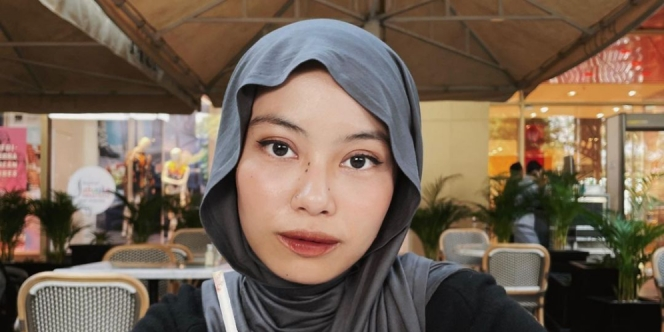 Look Boyish nan Simpel Penulis Tsana, Cocok untuk Hangout 