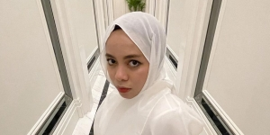 Pesona Sohwa Halilintar dalam Balutan Busana Putih dan Rok Motif Abstrak