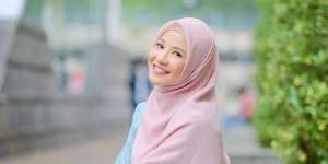 Gamis dan Sneakers, Tengok Style Favorit Natasha Rizky