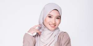 Samarkan Kerutan di Bawah Mata dengan Teknik Makeup MUA