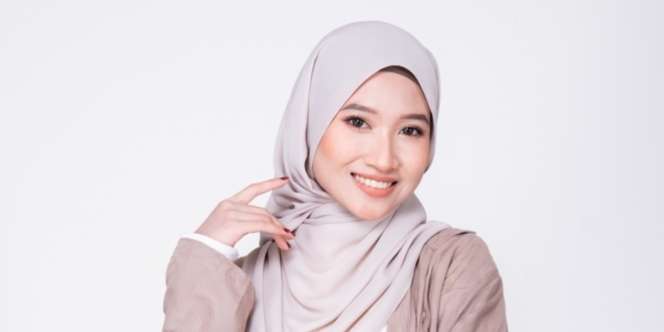 Samarkan Kerutan di Bawah Mata dengan Teknik Makeup MUA