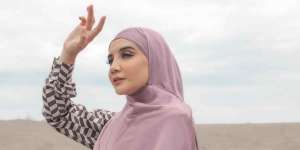 Outfit Denim Bernuansa Feminin Zaskia Sungkar, Tengok Yuk!