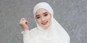 Outfit Boyish Inara Rusli, Padukan Rok dengan Sneakers Tebal