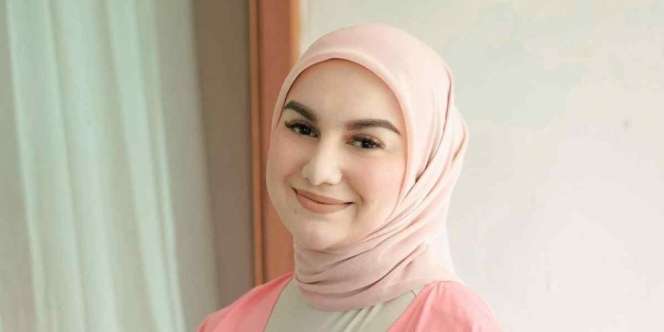Fresh Look Irish Bella dengan Outfit Green Lime Mentereng
