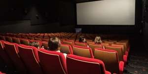 Astaga! Pengunjung Tinggalkan Benda Ini Usai Nonton Film di Bioskop, Netizen: Kok Bisa Lepas Sih?