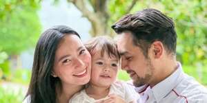 Asmirandah dan Jonas Rivanno Berduka