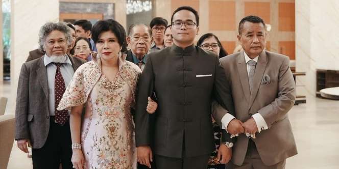 10 Potret Mewahnya Lamaran Anak Hotman Paris, Uang Angpao Bergepok-gepok Jadi Sorotan!