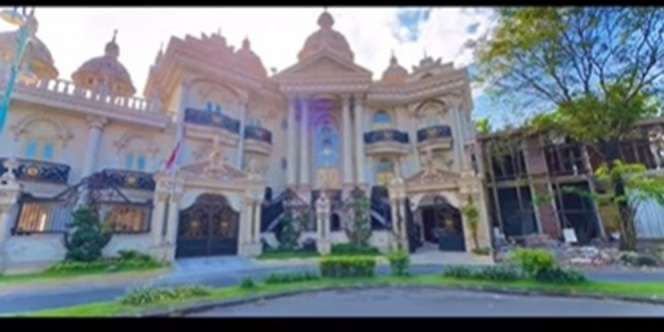 Potret Rumah Sultan Sidoarjo Saat Malam Hari, Penampakannya Bikin Melongo, Megah Bak Istana Kerajaan!