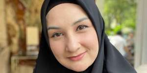 Mona Ratuliu Berhijab, Pilih Style Anggun nan Simpel