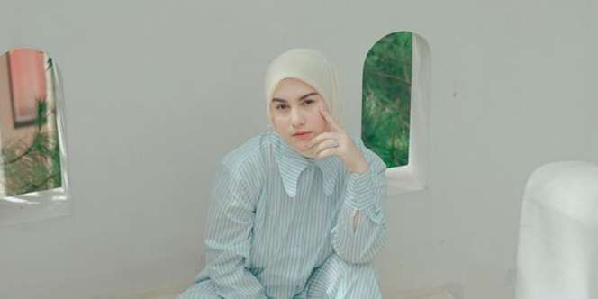 Dirias dengan Makeup Soft Glam, Irish Bella Mirip Bintang Hollywood