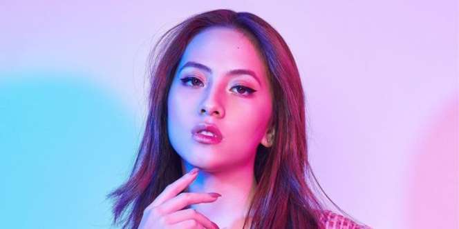 Potret Zara Adhisty Makeup Gaya Shimmery Pink, Dipuji Mirip Jisoo Cabang Bandung