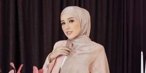 Paduan Makeup Soft Glam dan Outfit Serba Hitam Bikin Adelia Pasha Mirip Barbie Arab