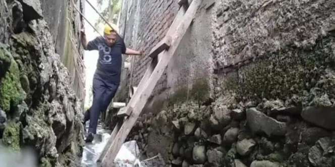 Miris Rumah Lansia di Bekasi Tertutup Bangunan Hotel, Akses Jalan hanya Lewat Got