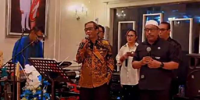 Momen Mahfud MD Lepas Lelah Usai Kunker dengan Asyik Berkaraoke Ria
