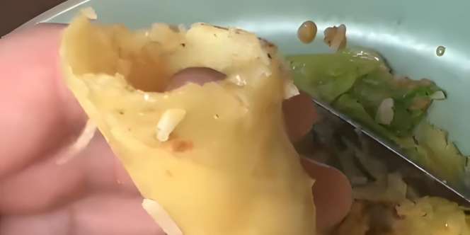 Sudah Membayangkan Lezatnya Risoles, Baru Gigit Sekali Temukan Benda Aneh di Dalamnya, Pas Diamati.. Astaga!