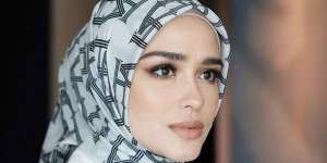 Anggunnya Yasmine Wildblood Kenakan Hijab dengan Makeup Arabian Look