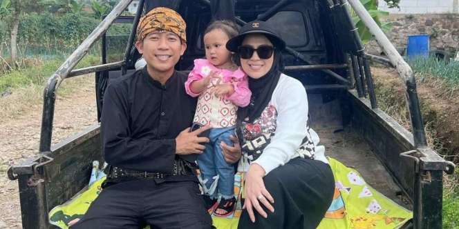 Liburan Keluarga Tak Biasa Denny Cagur, Naik Mobil Bak Terbuka