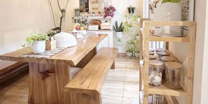 Ruang Makan Estetik dengan Meja Kayu ala Warung