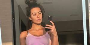 Foto Selfie Saat Sendirian di Rumah, Artis Cantik Ini Kaget Lihat Penampakan Bayangan di Belakangnya, Pas Dicek...