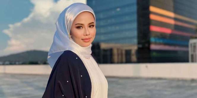 Memukau dengan Hijab Glittery, Cukup Styling Simpel