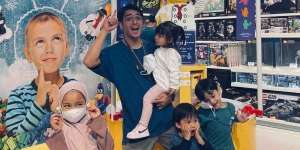 Momong 4 Anak, Lihat Aksi Papa Ricky Harun