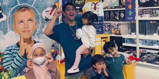 Momong 4 Anak, Lihat Aksi Papa Ricky Harun