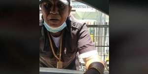 Frugal Living ala Pak Satpam, Gaji UMR Bisa Tampil Nyentrik Pakai Kalung Emas Segede Rantai Kapal