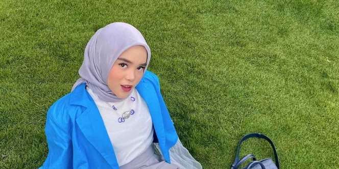 Padu Padan Seru dengan Kemeja Metalic, Coba Yuk!