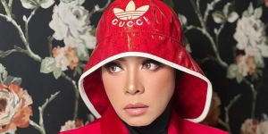 Style SWAG Melly Goeslaw, Topi Merah Taklukan Panggung
