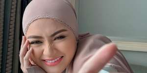 Posting Foto Tanpa Hijab di Mobil, Penampilan Nathalie Bikin Salfok