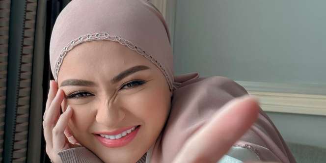 Posting Foto Tanpa Hijab di Mobil, Penampilan Nathalie Bikin Salfok
