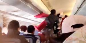 Detik-Detik Ngeri Saat Pesawat Alami Turbulensi, Pramugari Terlempar ke Atas dan Penumpang Histeris