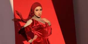 Makeup dan Outfit Serba Merah, Look Aryani Fitria Jadi Lebih Bold 