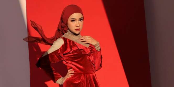 Makeup dan Outfit Serba Merah, Look Aryani Fitria Jadi Lebih Bold 