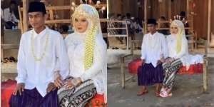 Momen Pernikahan Sederhana di Bawah Terpal Biru, Pengantin Duduk di Dipan Kayu Beralas Perlak Merah