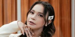 Rossa Tampil Dreamy dengan Frosty Eye Makeup