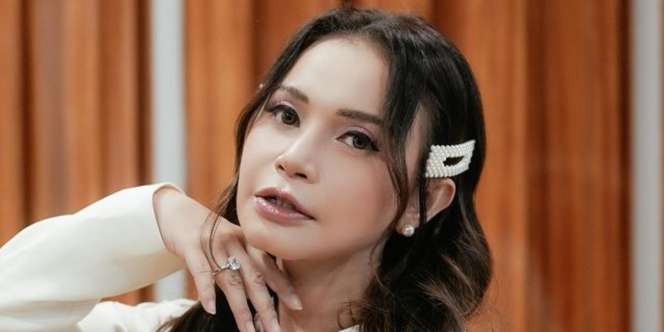 Rossa Tampil Dreamy dengan Frosty Eye Makeup