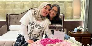 Ekspresi Kocak Ibunda Prilly Latuconsina Dengar Rutinitas Putrinya, Sampai Terbatuk-batuk