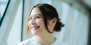 Promo Film Bareng ke Surabaya, Foto Adegan Refal Pakaikan Jaketnya ke Prilly Bikin Baper