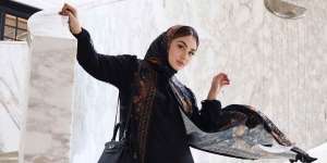 Style Margin Wieheerm bak Putri Timur Tengah dengan Outfit Serba Hitam