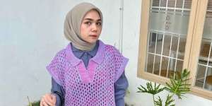 Kemeja Klasik Jadi Level Up dengan Layer Knit Vest 