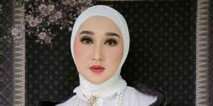 Dua Karakter Dian Pelangi dengan Gaya Makeup Berbeda